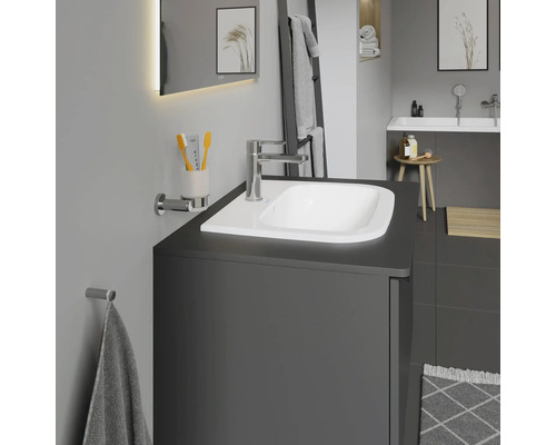Salle de bains moderne avec meuble sous-lavabo, miroir avec éclairage et baignoire