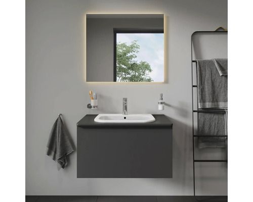Salle de bains moderne avec meuble sous-lavabo, miroir éclairé et porte-serviettes