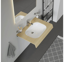 Plan de toilette avec lavabo, robinet, serviette et miroir