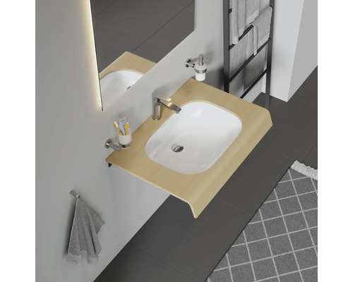 Plan de toilette avec lavabo, robinet, serviette et miroir