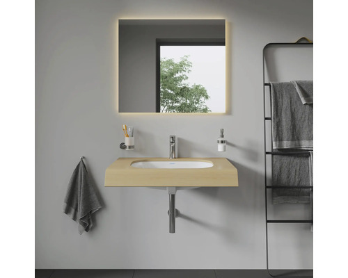 Salle de bain avec lavabo, miroir lumineux et porte-serviettes
