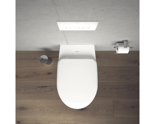 Vue de dessus de toilettes avec réservoir de chasse d'eau et porte-papier toilette