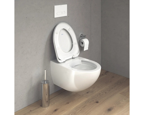 WC suspendu à fond creux avec bride ouverte, plaque de commande, brosse de toilette et support papier toilette dans la salle de bains