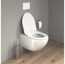 WC suspendu à fond creux avec brosse de toilette et porte-papier toilette dans la salle de bain