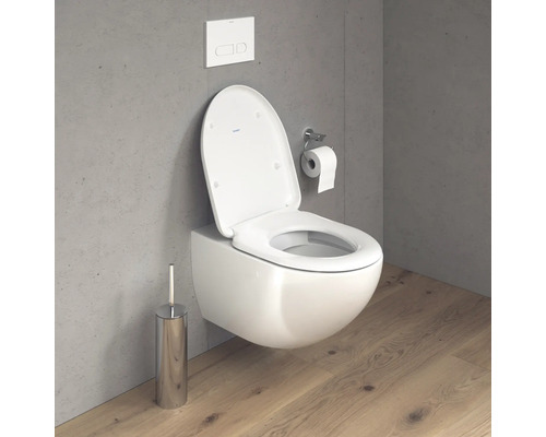 WC suspendu à fond creux avec brosse de toilette et porte-papier toilette dans la salle de bain