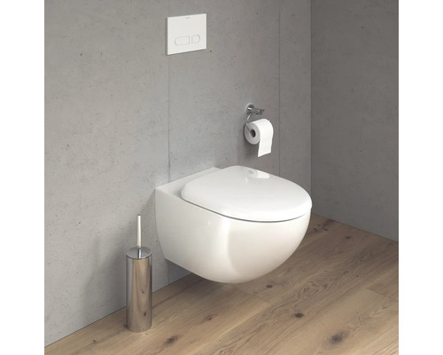WC suspendu avec porte-papier hygiénique et brosse dans une salle de bains