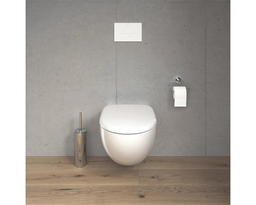 Salle de bains moderne avec WC suspendu, porte-papier toilette et brosse de toilette