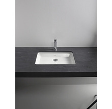 Lavabo à encastrer avec robinet sur un plan de travail foncé