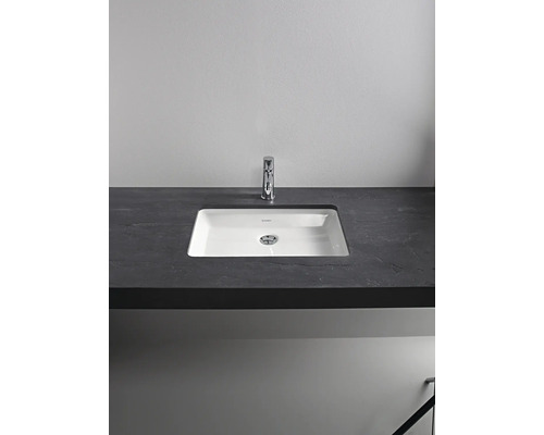 Lavabo à encastrer avec robinet sur un plan de travail foncé
