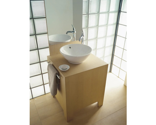 Salle de bains avec vasque à poser, meuble-lavabo, robinet, porte-serviettes et serviette