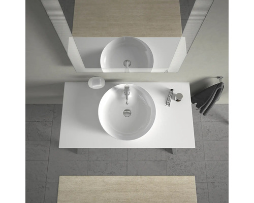 Vue de dessus d'une salle de bains avec lavabo, robinet, miroir et serviette