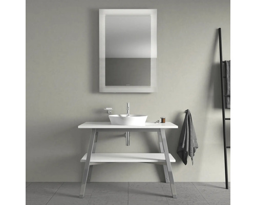 Salle de bain moderne avec lavabo, miroir et porte-serviettes