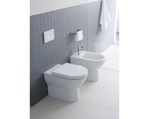 Salle de bain moderne avec toilettes et bidet