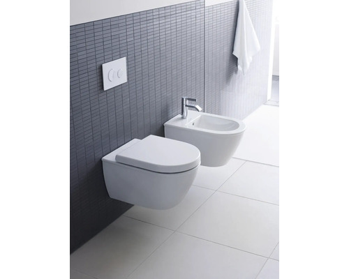 WC suspendu et bidet dans une salle de bains avec des carreaux gris