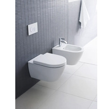 Salle de bains moderne avec WC suspendu et bidet.