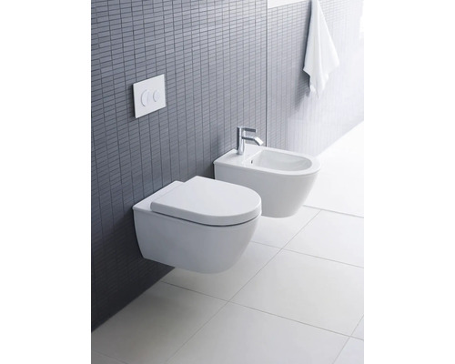 Salle de bains moderne avec WC suspendu et bidet.