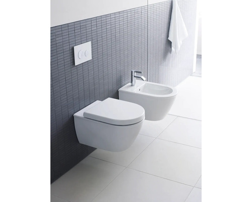 Salle de bains moderne avec WC suspendu et bidet