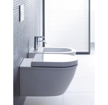 WC suspendu et bidet dans une salle de bains moderne.