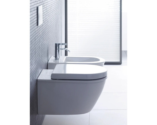 WC suspendu et bidet dans une salle de bains moderne.