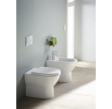 Salle de bain moderne avec toilettes et bidet.