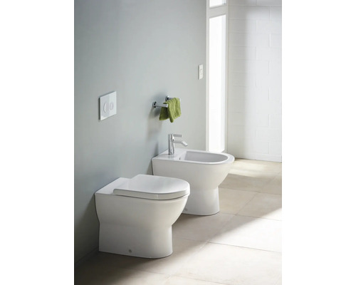 Salle de bain moderne avec toilettes et bidet.