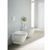Salle de bains moderne avec WC suspendu et bidet.