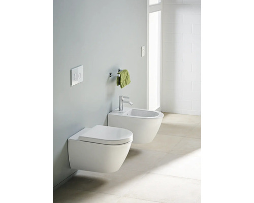 Salle de bains moderne avec WC suspendu et bidet.