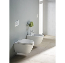 WC suspendu et bidet dans la salle de bains.