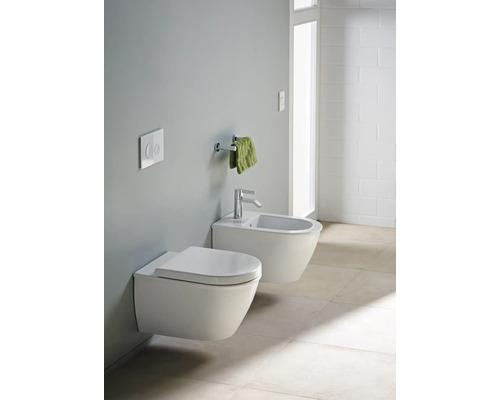 WC suspendu et bidet dans la salle de bains.