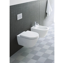 WC suspendu et bidet dans une salle de bains moderne avec carrelage