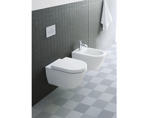 WC suspendu et bidet dans une salle de bains moderne avec carrelage