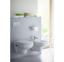 Salle de bains moderne avec WC suspendu et bidet devant un mur carrelé.