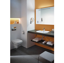 Salle de bains moderne avec WC suspendu, lavabo et miroir