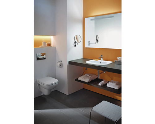 Salle de bains moderne avec WC suspendu, lavabo et miroir