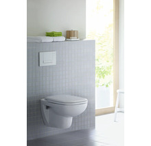 Salle de bains moderne avec WC suspendu, réservoir de chasse et espace de rangement pour les serviettes et accessoires de bain.