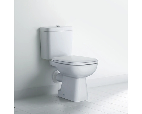 WC au sol en céramique dans la salle de bain