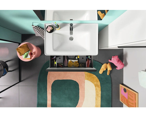 Badezimmer mit Waschbecken, Unterschrank mit offenem Schubfach, Teppich und Dekorationen aus der Vogelperspektive.