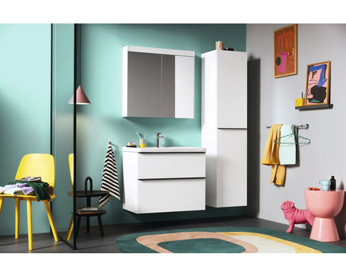 Badezimmer mit Waschtisch, Spiegelschrank und Hochschrank für Badezimmerutensilien