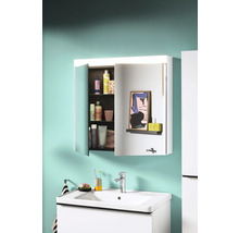 Badezimmer mit Waschbeckenunterschrank und Spiegelschrank mit offener Tür zur Aufbewahrung von Badartikeln