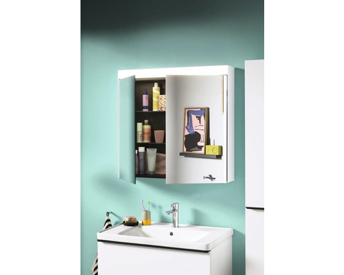 Badezimmer mit Waschbeckenunterschrank und Spiegelschrank mit offener Tür zur Aufbewahrung von Badartikeln