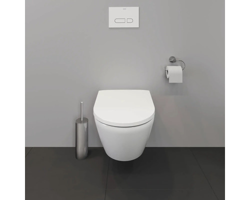WC suspendu avec plaque de commande, brosse de toilette et porte-papier hygiénique dans une salle de bains