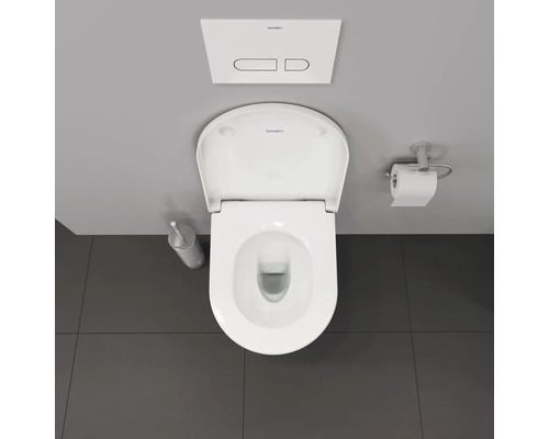 Vue de dessus de toilettes avec réservoir, porte-papier toilette et brosse de toilette