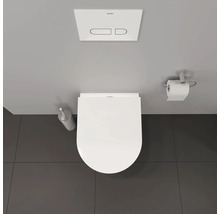 Vue de dessus de toilettes avec brosse de toilette, porte-papier et réservoir de chasse d'eau