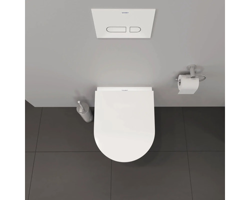 Vue de dessus de toilettes avec brosse de toilette, porte-papier et réservoir de chasse d'eau