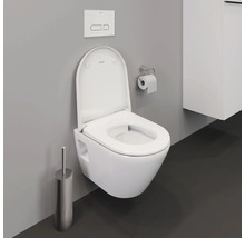 WC suspendu avec couvercle ouvert, réservoir de chasse et brosse de toilette
