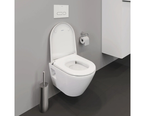 WC suspendu avec couvercle ouvert, réservoir de chasse et brosse de toilette