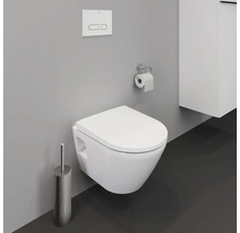 WC suspendu avec brosse de toilette et support à papier dans une salle de bains.