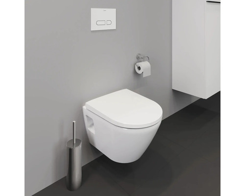 WC suspendu avec brosse de toilette et support à papier dans une salle de bains.