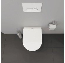 Salle de bains avec toilettes, plaque de commande, brosse de toilette et porte-papier hygiénique
