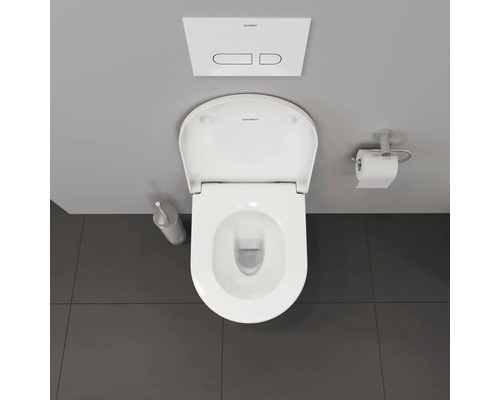 Vue de dessus de toilettes avec couvercle ouvert, brosse de toilettes, porte-papier toilette et plaque de commande